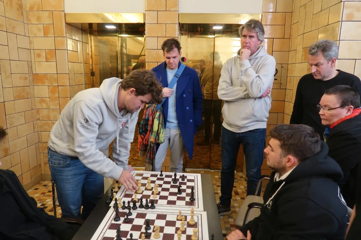 Magnus Carlsen joue en Bundesliga et fait la une des journaux