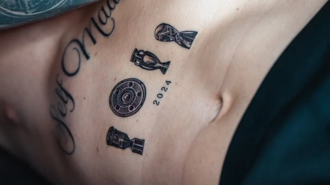 Alejandro Grimaldo du Bayer Leverkusen montre ses tatouages ​​​​de titre