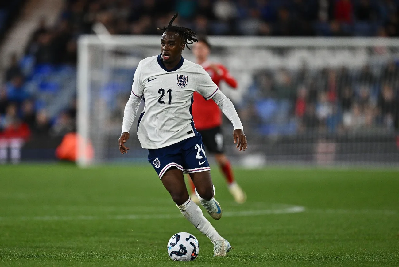 Arsenal menant la course à signer U21 Angleterre International de Borussia Dortmund