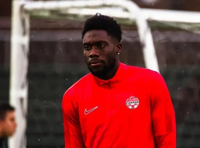 Le Bayern Munich retient Alphonso Davies de toutes ses forces