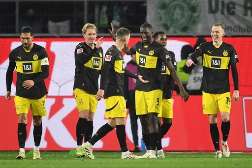 Dortmund tient bon avec 10 hommes pour sa 1ère victoire à l’extérieur en Bundesliga