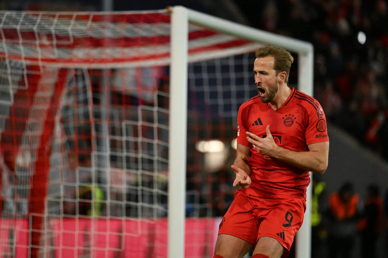 Harry Kane bat un autre record de Bundesliga lors de la déroute du Bayern contre Augsbourg