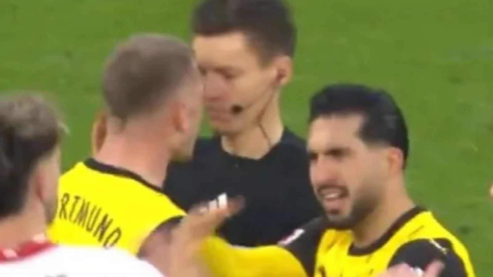 Le Borussia Dortmund Star est à l’arbitre à un moment choquant alors que les coéquipiers forcés d’intervenir