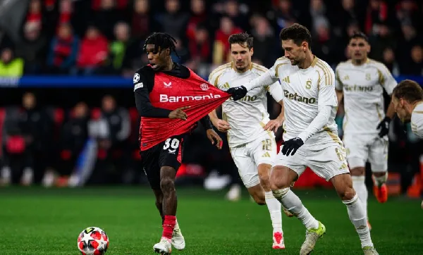 Jeremie Frimpong offre une passe décisive dans la victoire 2-0 de Bayer Leverkusen contre Sparta Prague