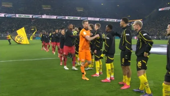 Grand match à Iduna Park : le Borussia Dortmund et le Bayer Leverkusen s’affrontent lors de la 16e journée