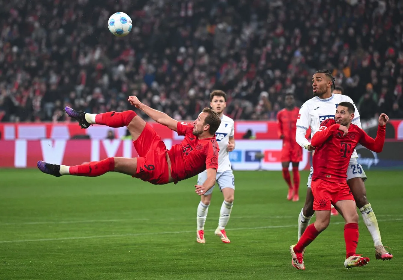 Football : Victoire définitive du leader Bayern Munich en Bundesliga