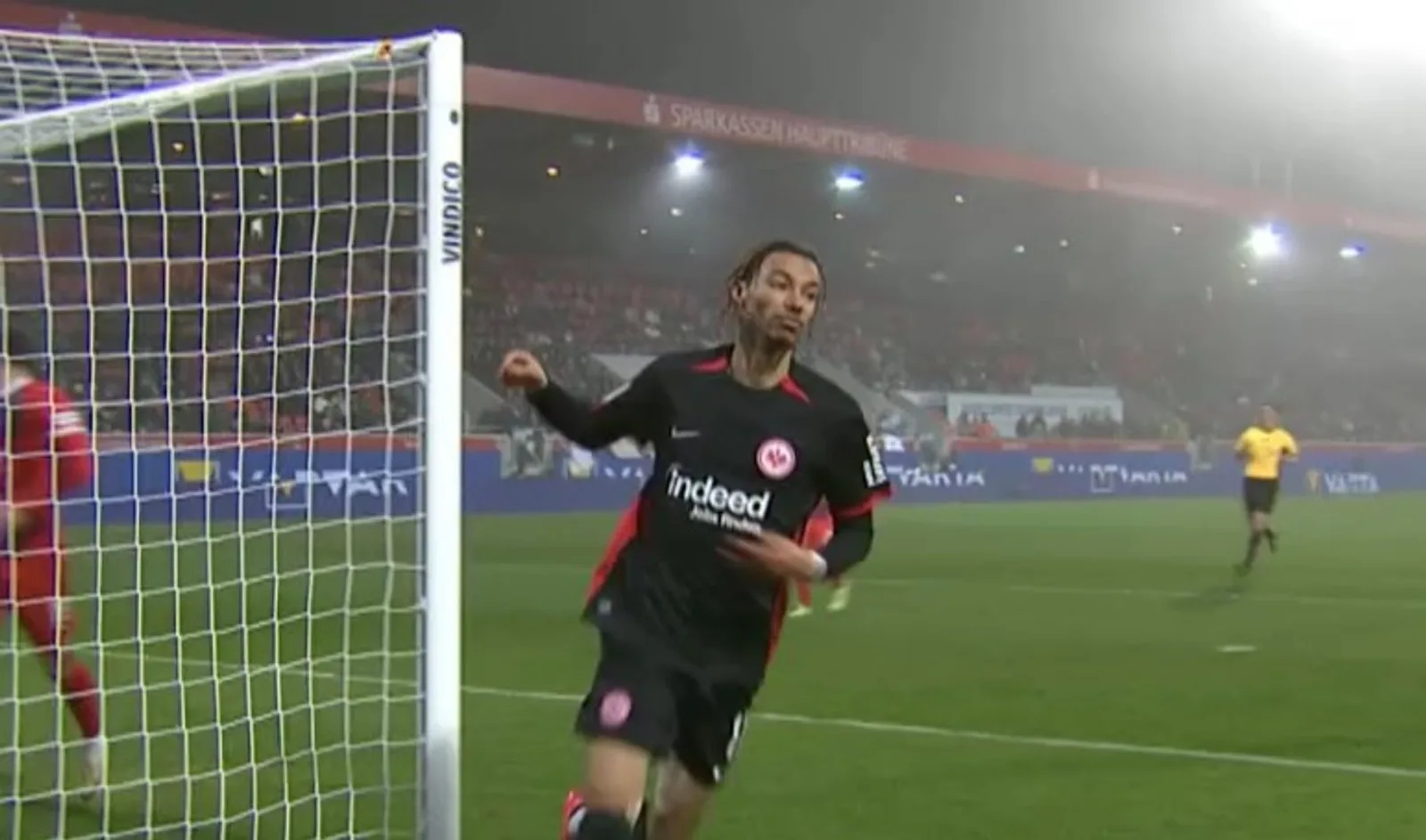 Bundesliga : Ekitike buteur, doublé de Marmoush, Francfort suit la cadence du Bayern