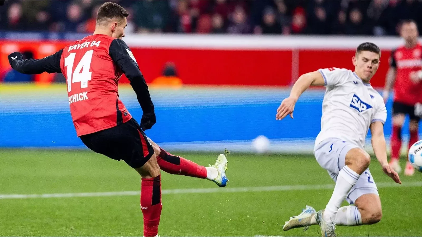 Bayer Leverkusen triomphe avec 10 hommes alors que les tactiques de Xabi Alonso brillent