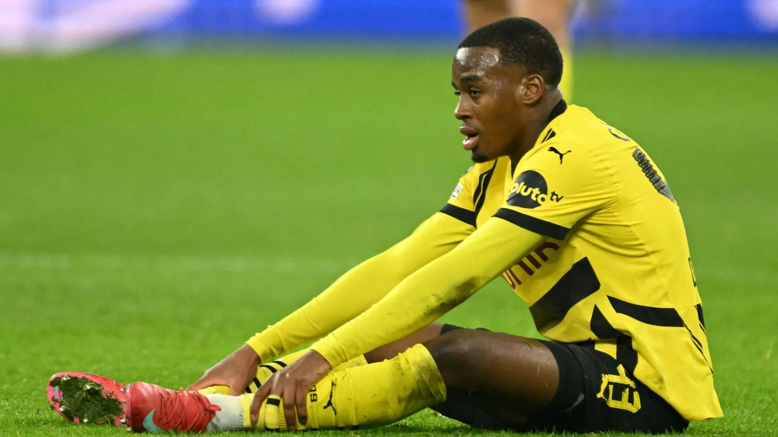 Regardez: «  très frustré  » Jamie Gittens accélère le terrain d’entraînement du Borussia Dortmund en voiture après l’effondrement du transfert de Chelsea avant la date limite de transfert de la Coupe du monde du club