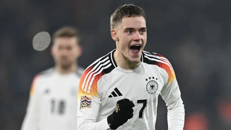 La star du Bayer Leverkusen, Florian Wirtz, marque un fantastique coup franc alors que l’Allemagne anéantit la Bosnie-Herzégovine (Vidéo)