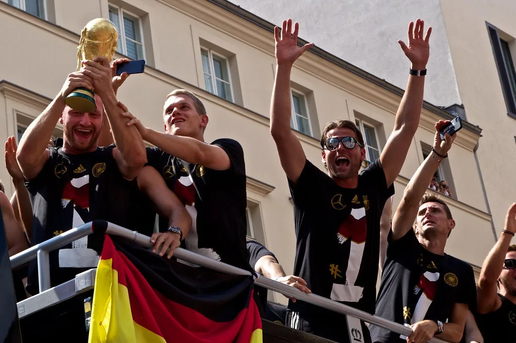 Pourquoi investir dans des écharpes supporters personnalisées ?