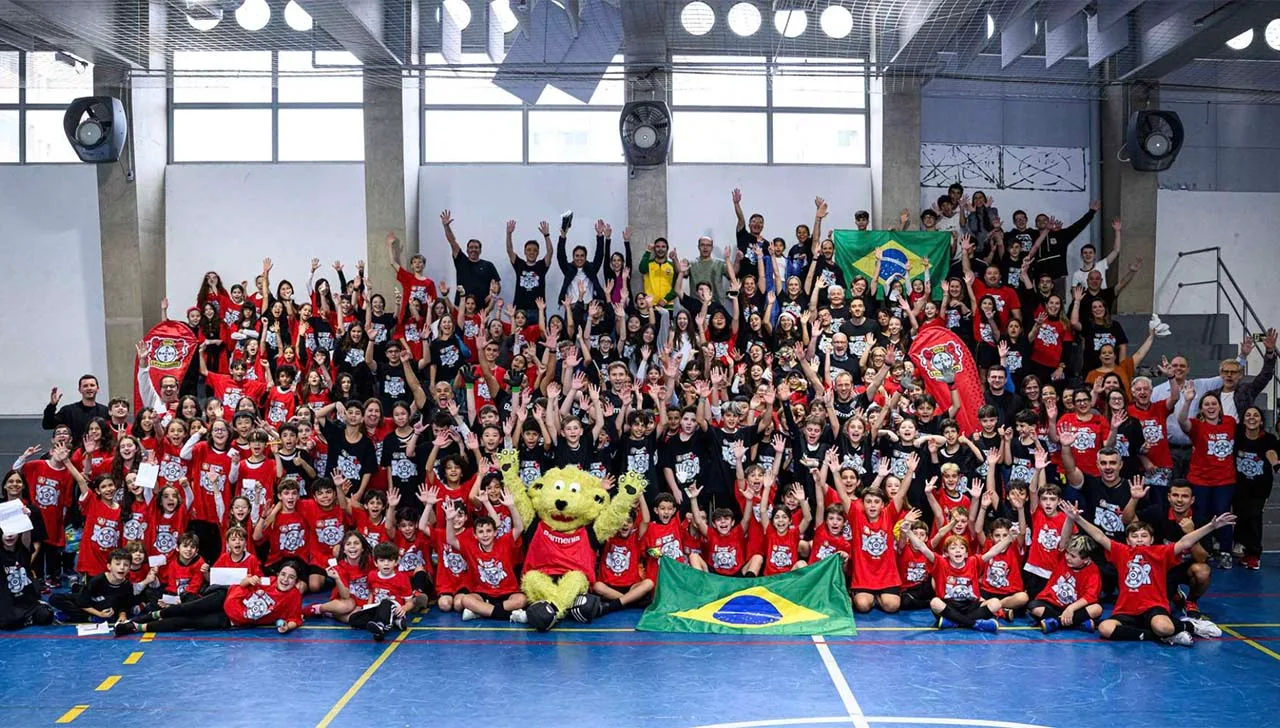 Ballon du Bayer Leverkusen avec des enfants
