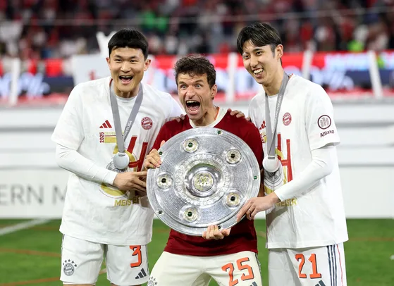 Kim Min-Jae célèbre la première victoire du titre de Bundesliga avec le Bayern Munich