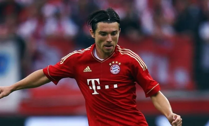 De la finale de la Ligue des champions avec le Bayern Munich, dans la quatrième ligue en Roumanie. Comment le transfert de l’année a-t-il été réalisé