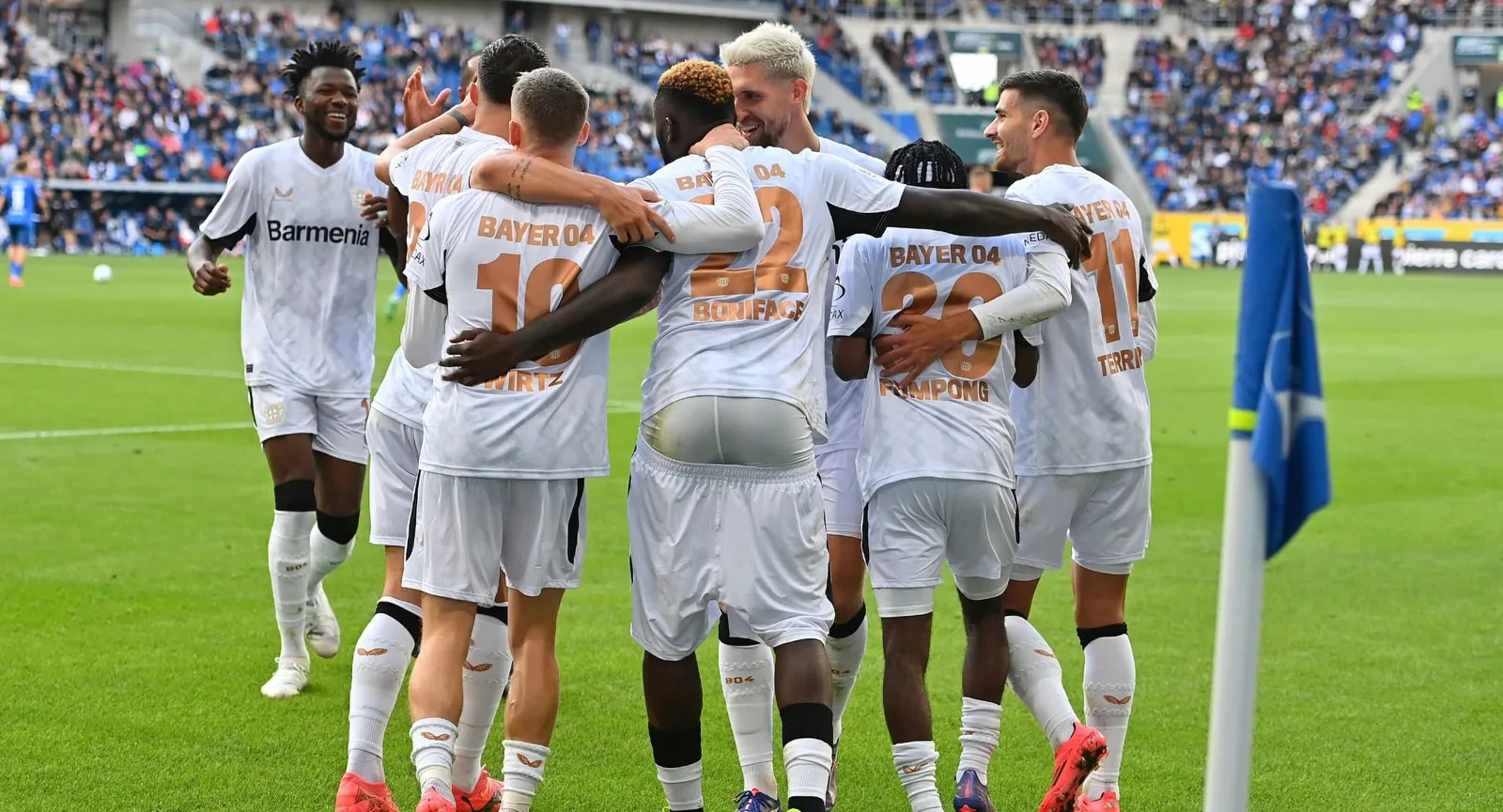 Joueur «  Keen  » sur le mouvement de Newcastle avec la sortie de Bayer Leverkusen sur les cartes