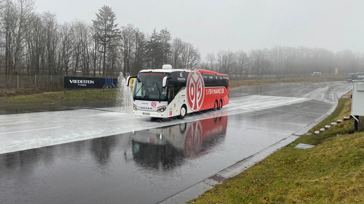 Conduire une formation à la sécurité pour les bus de Bundesliga au Nürburgring