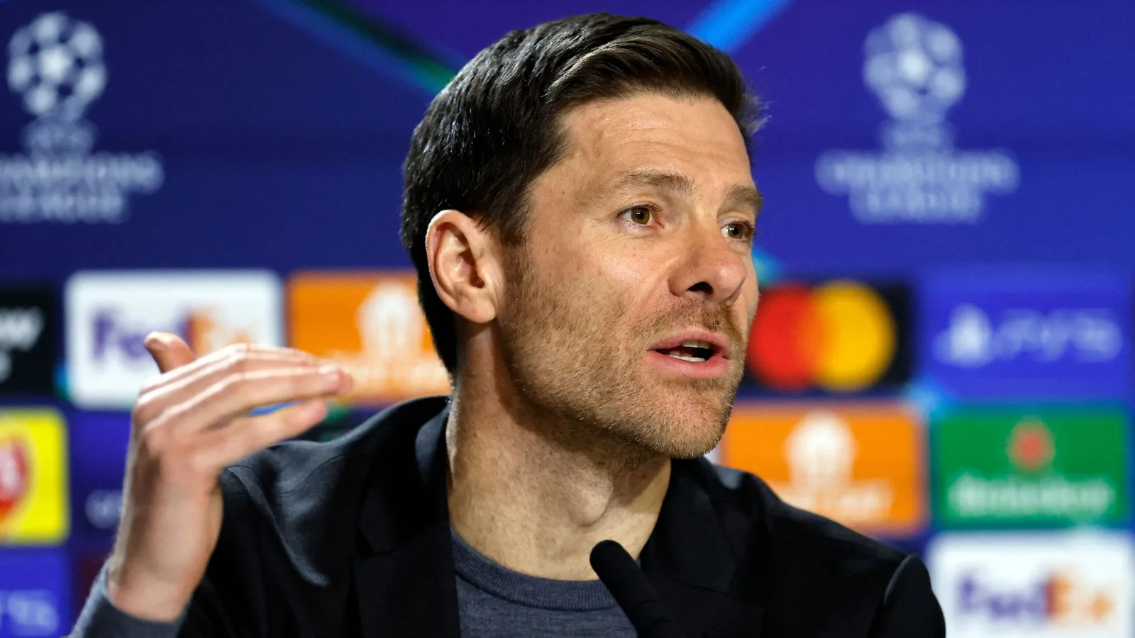 Xabi Alonso garde le Real Madrid en attente alors que Bayer Leverkusen Boss étouffe les médias espagnols dans la conférence de presse où il devait largement faire une grande annonce