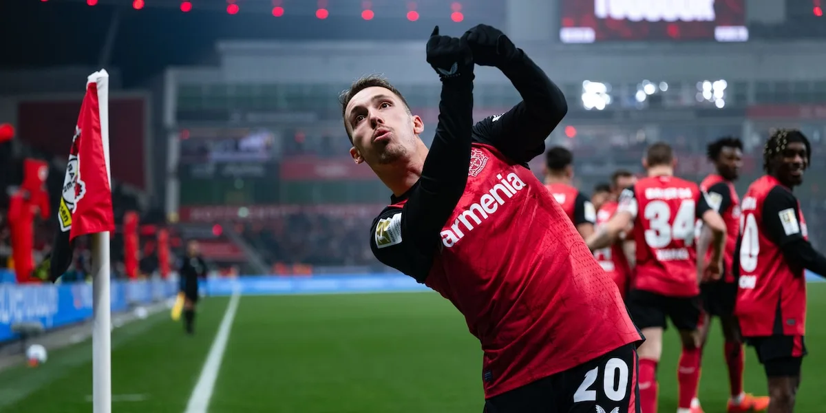 Leverkusen gagne grâce à un but sur coup franc, Francfort renverse la situation, Gladbach tombe