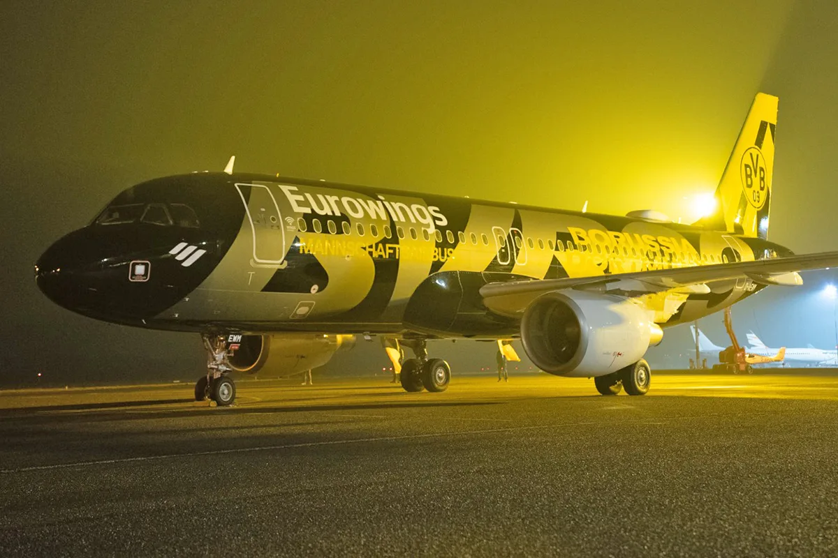 Borussia Dortmund Team Jet gagne une nouvelle peinture tout noir et jaune