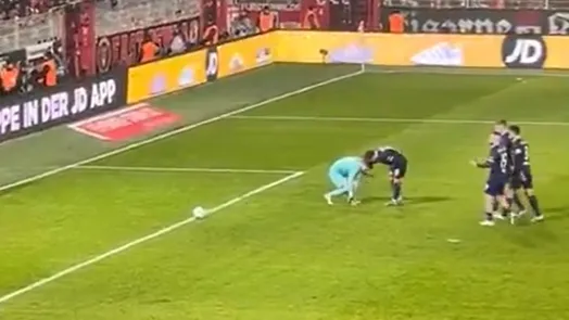 Les équipes conviennent de faire match nul en Bundesliga après que le gardien de but ait été touché par un briquet