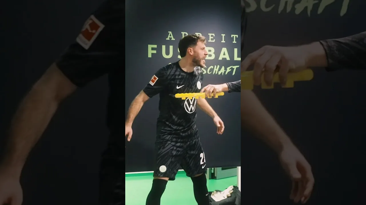 Video jetzt online!😂🧤 #fußball #football #goalkeeper #torwart #vflwolfsburg #bundesliga #viral