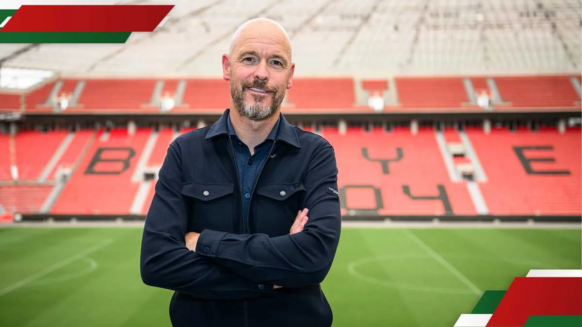 Erik ten hag regardant deux joueurs de Manchester United après avoir rejoint Bayer Leverkusen