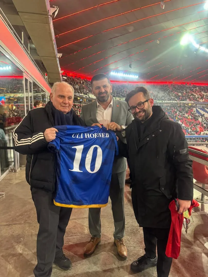 10’shi porte le maillot du Kosovo au Bayern Munich, Honess