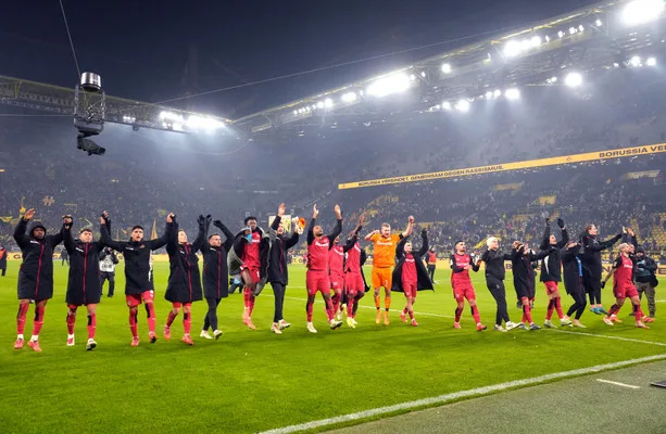 Le Bayer Leverkusen de Xabi Alonso se rapproche du Bayern Munich · The 42