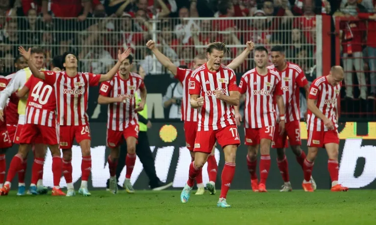 Match de Bundesliga suspendu après que le gardien ait été touché par un objet