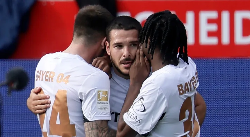 Bayer Leverkusen gagne en remises et reste six points du leader