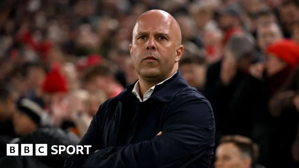 Le patron de Liverpool, Arne Slot, surpasse Xabi Alonso du Bayer Leverkusen à Anfield