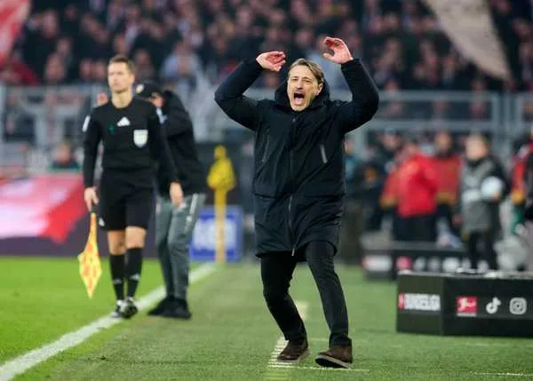 Le Borussia Dortmund Coach fait ses débuts avec défaite à domicile à la veille des champions | football international
