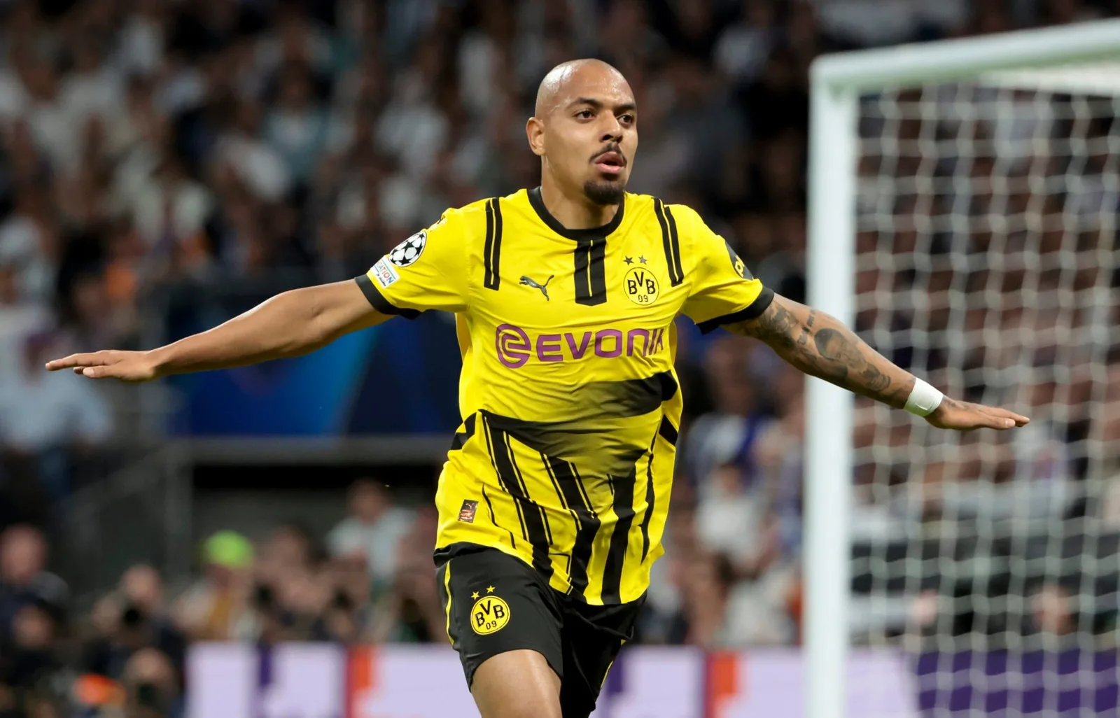 Les fans du Borussia Dortmund rendent le verdict de Donyell Malen après qu’il ait accepté un transfert de 22 millions de livres sterling à Aston Villa