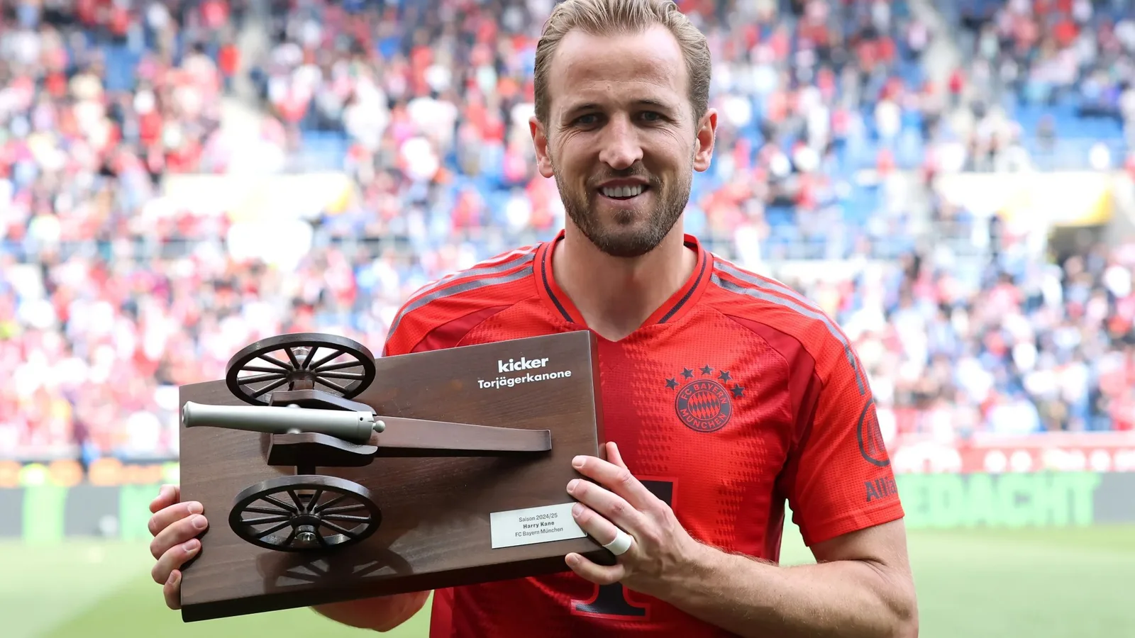Harry Kane crée plus d’histoire de Bundesliga alors qu’il ajoute un autre prix à Trophy Cabinet