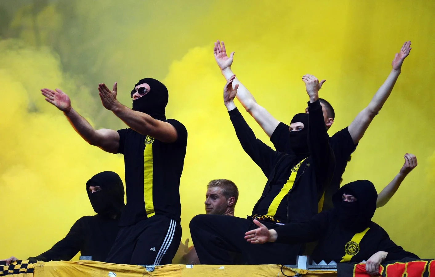 Les supporters du Borussia Dortmund lancent un feu d’artifice à l’hôtel des joueurs du FC Barcelone