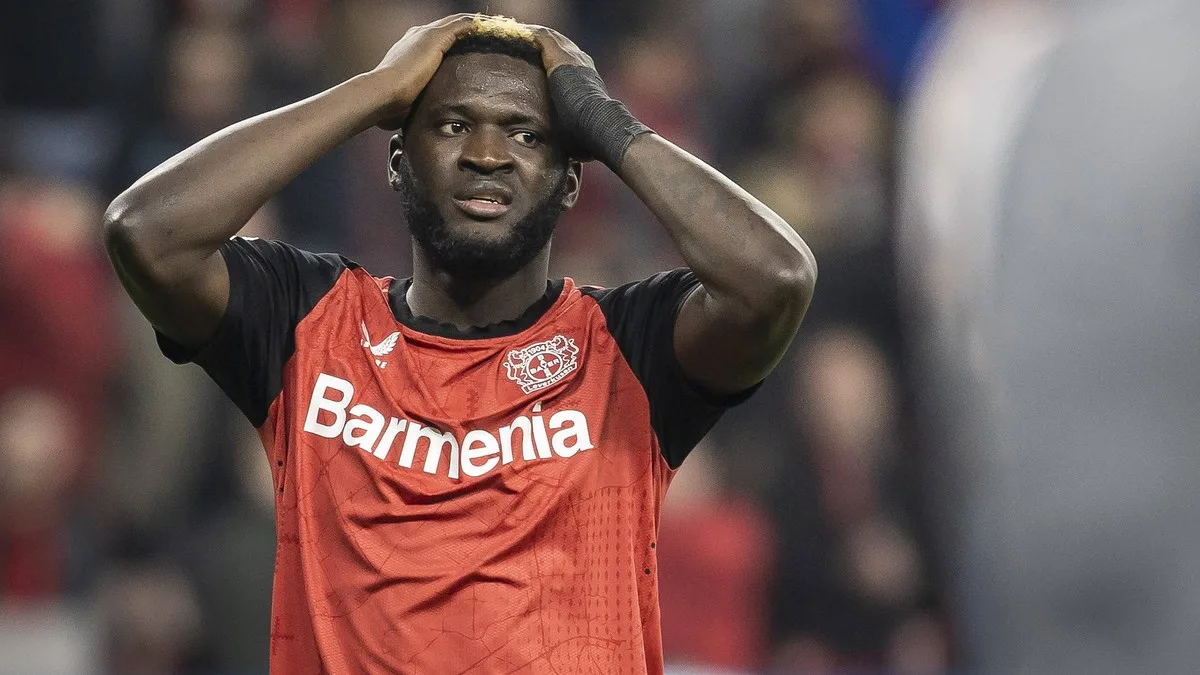 Victor Boniface du Bayer Leverkusen avec un revers