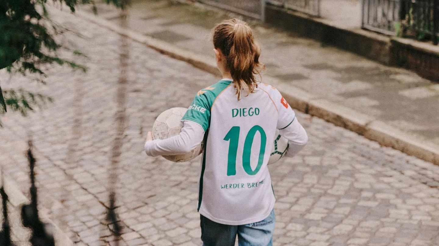 Bundesliga Cult Hero célébré avec Hummel Legend Jersey