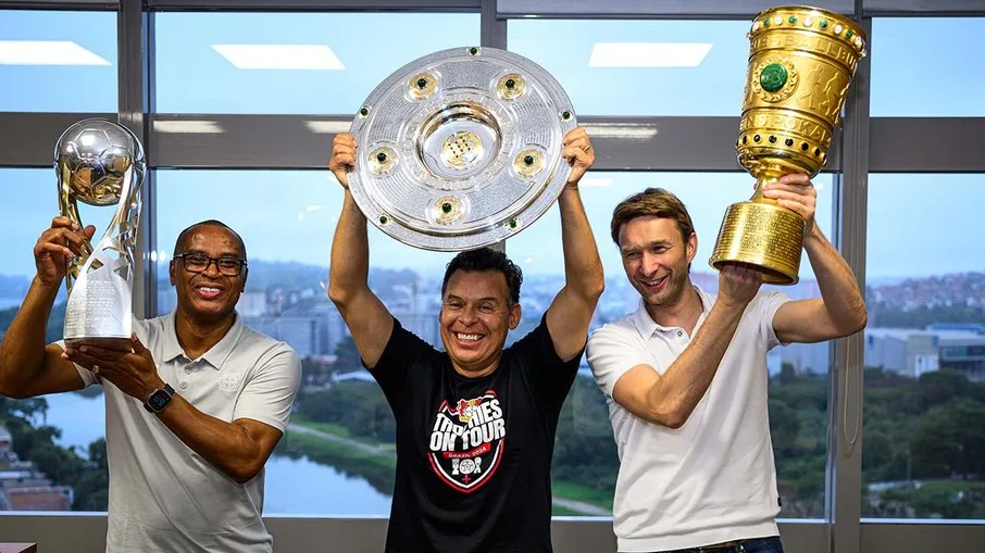 L’idole du Bayer Leverkusen, Paulo Sérgio, présente les trophées d’équipe à São Paulo