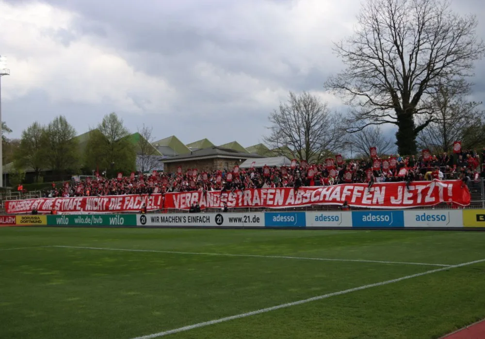 Faire face au match entre les amateurs de Dortmund du Borussia et Energie Cottbus – les fans invités Miss Game