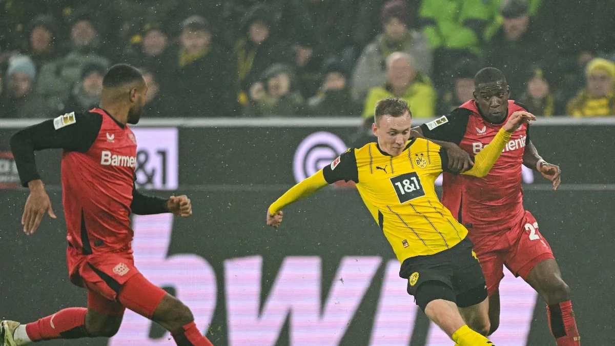 Le Bayer Leverkusen bat le Borussia Dortmund, touché par le virus, et réduit l’écart avec le Bayern Munich.