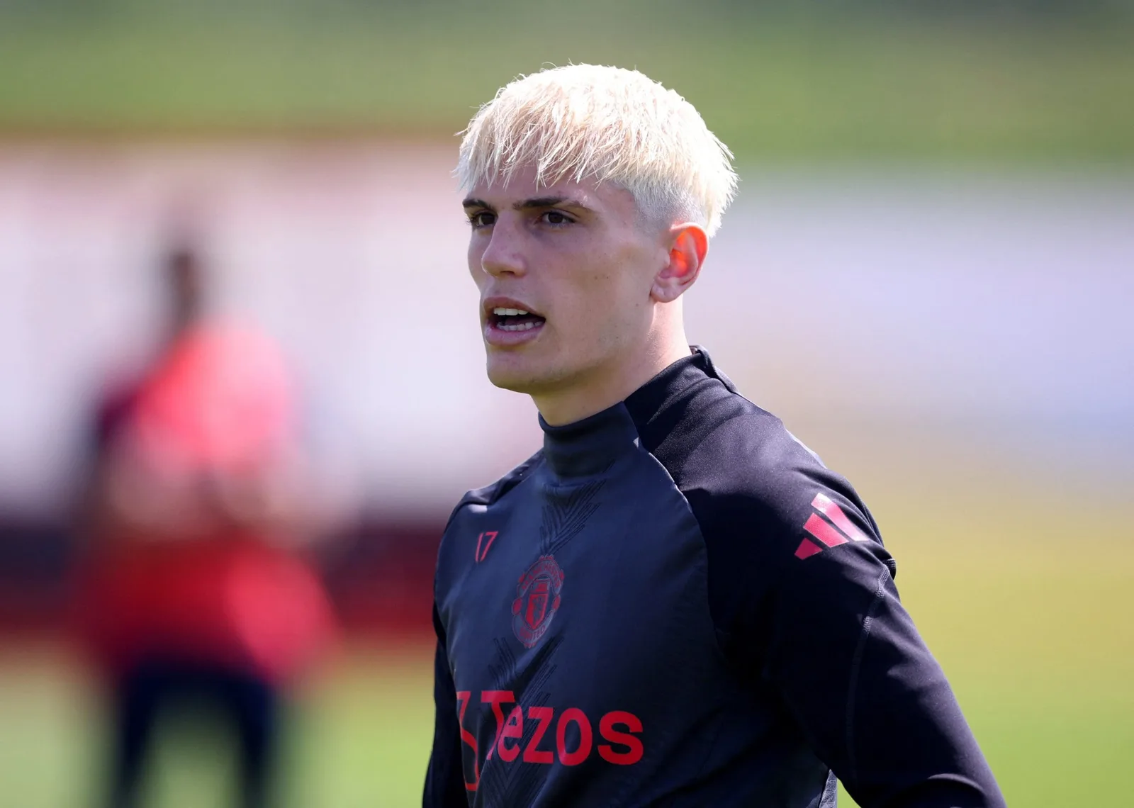 Aston Villa et Bayer Leverkusen s’engagent dans une bataille acharnée pour Alejandro Garnacho.