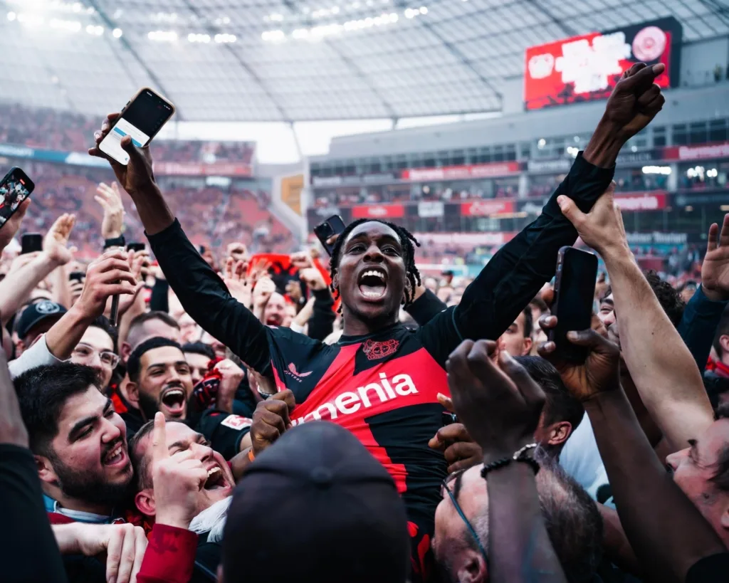 Barcelone et les meilleurs clubs européens se battant pour signer la star de Bayer Leverkusen Jeremie Frimpong