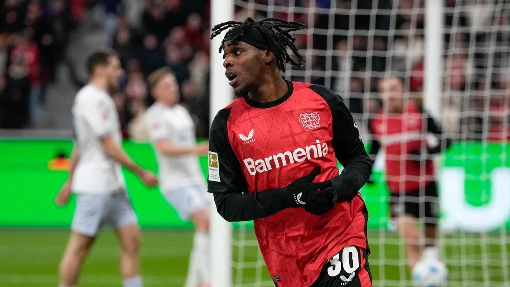 Signe de Liverpool Jeremie Frimpong de Bayer Leverkusen après la sortie de Trent Alexander-Arnold