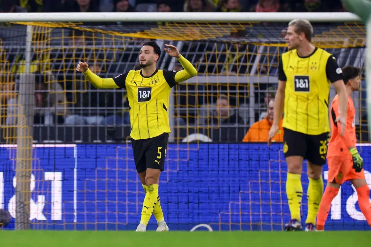 Le Borussia de 10 hommes Dortmund a mis l’avance de deux buts contre Werder Brême pour prolonger la course sans victoire