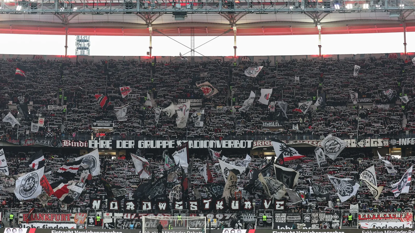 Deux partisans se sont précipités à l’hôpital après être tombés des stands dans Bundesliga Clash