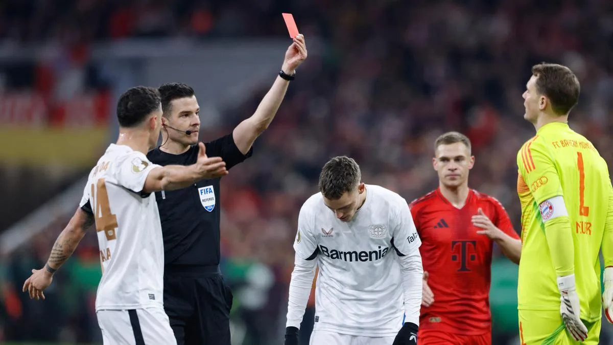 Photo : Le moment où Manuel Neuer reçoit le premier carton rouge de sa carrière, le Bayern Munich battu par le Bayer Leverkusen