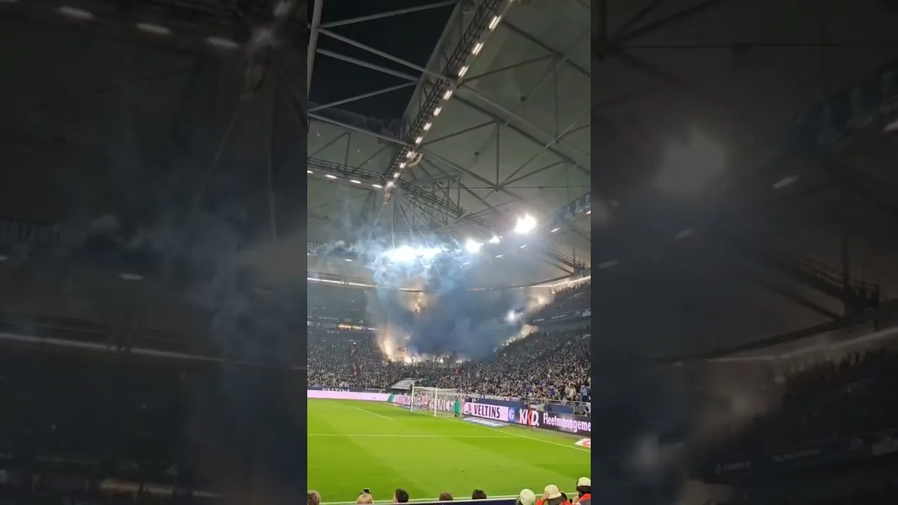 Schalke gegen Hamburg Pyrotechnik vom HSV #s04 #bundesliga #schalke #podcast #knappencast