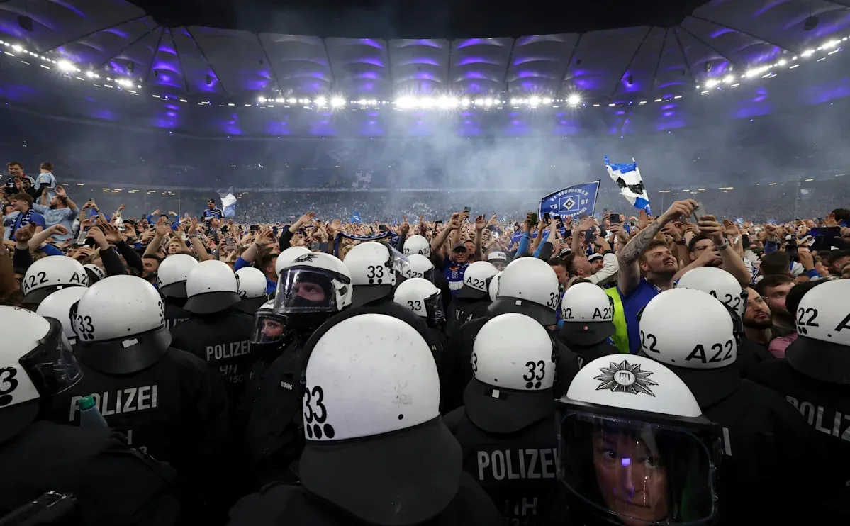 De nombreux fans de hamburger SV ont gravement blessé lors des célébrations de promotion de Bundesliga