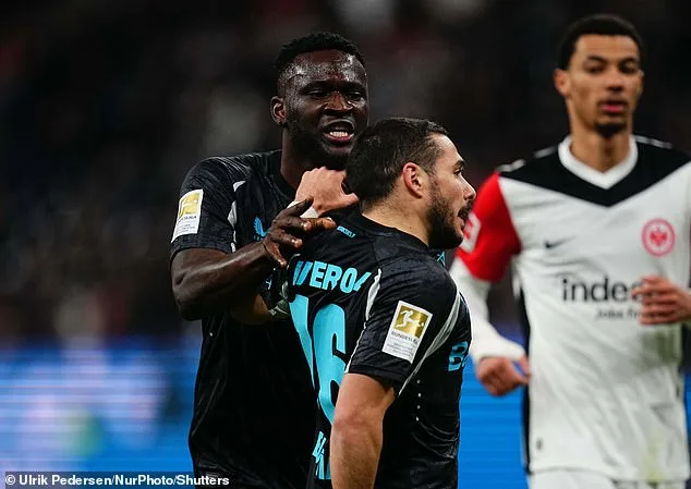 Bayer Leverkusen Star impliqué dans Ugly Scrap avec un coéquipier après avoir manqué la chance de marquer avec une paire séparée lors de la victoire 4-1 sur Eintracht Francfurt