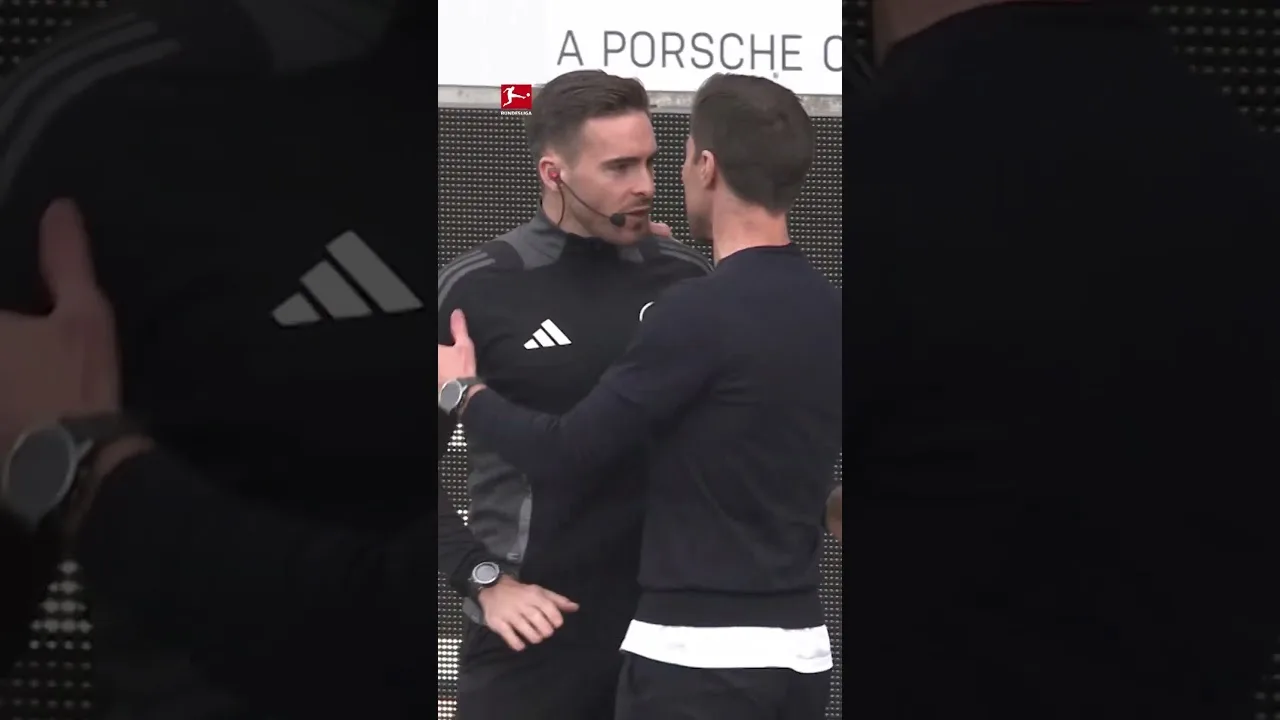 Xabi Alonso vérifie la montre de Ref ⌚️😳